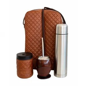Kit de Mate con Matera Uruguaya bi-partida de cuero color caramelo, mate tipo coquinho, porta yerba y termo de 0,95 L