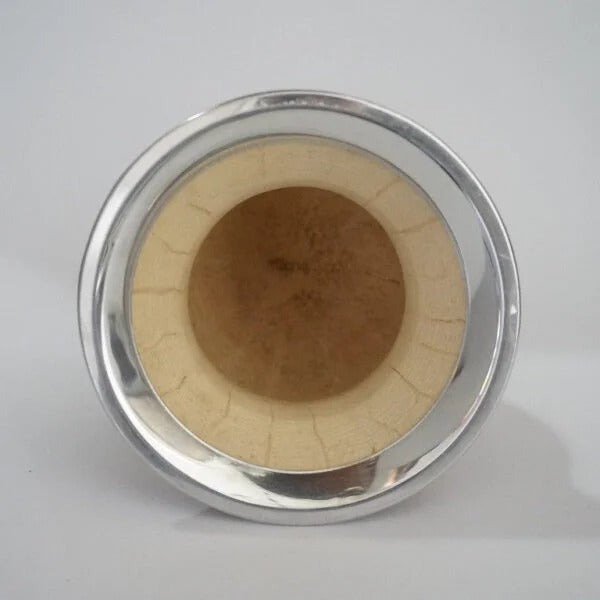 Cuia Trabajada con Boquilla de Aluminio y Pie